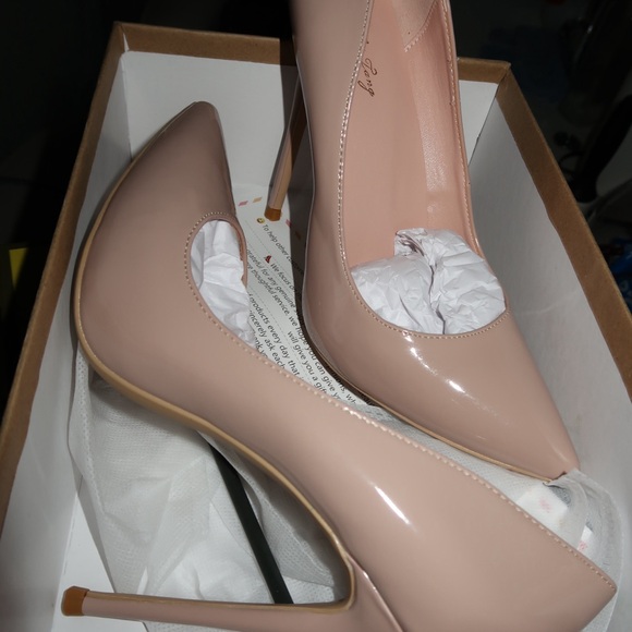 Beautiful Pumps size 9 but fits like a 8.5. Never worn before - Picture 3 of 3